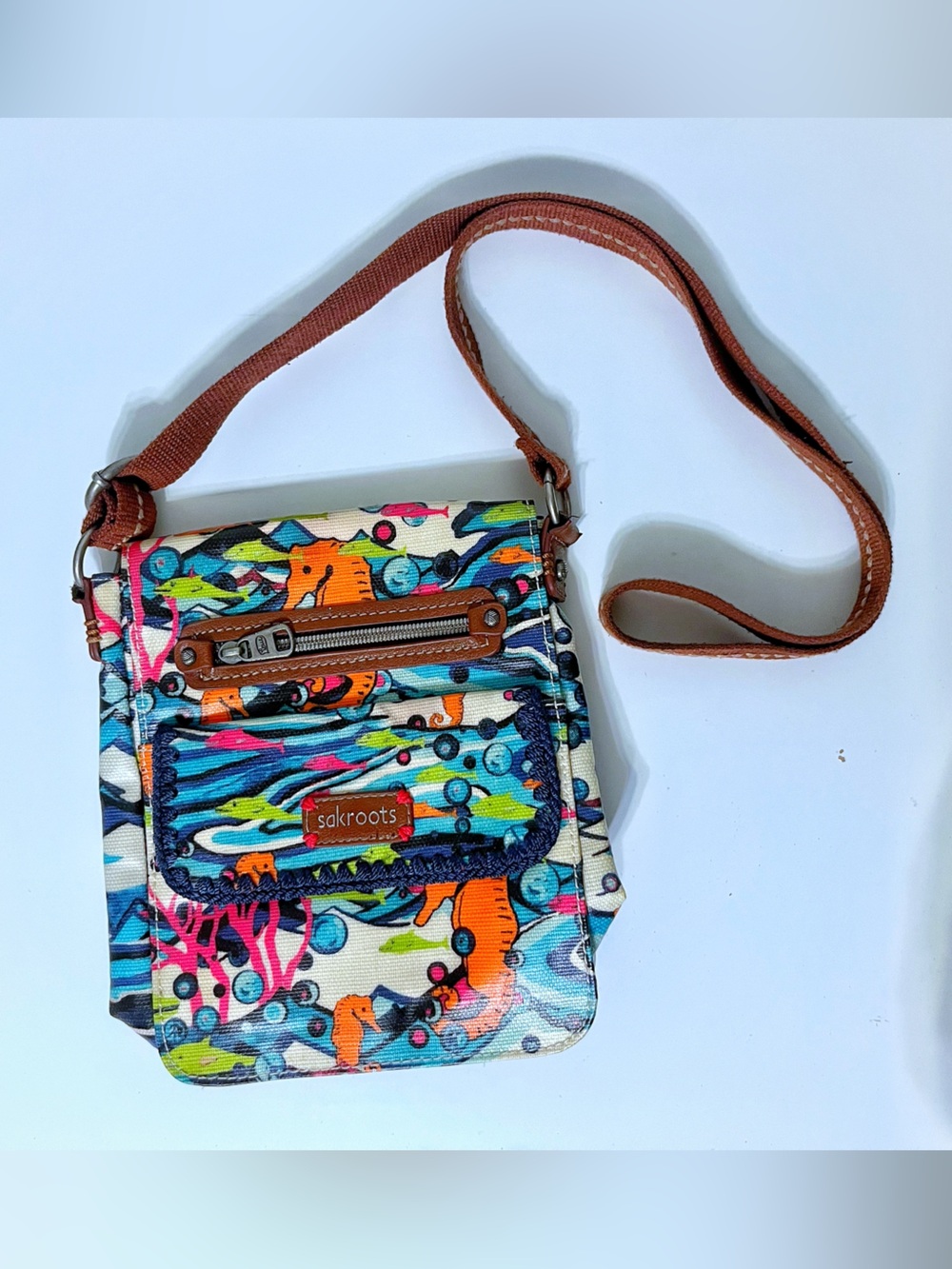 Sakroots Artist Circle Basic Crossbody Bag - Seafoam Seahorse Print